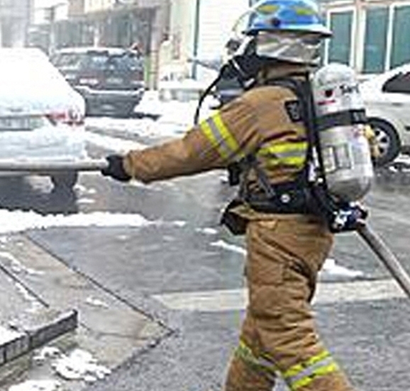용인 수지 인근 성복역 화재로 당국이 불끄기에 총력을 벌이고 있다 출처 NEWIS자료화면