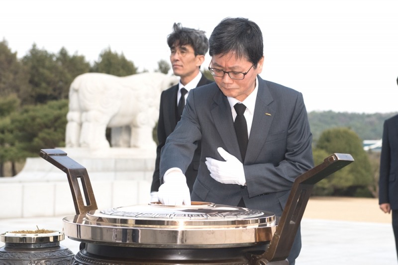 손병석 코레일 신임 사장(가운데)이 27일 오후 철도참전 유공자가 모셔진 국립대전현충원을 방문하고 철도 영령의 넋을 기리기 위해 분향하고 있다(사진=코레일)