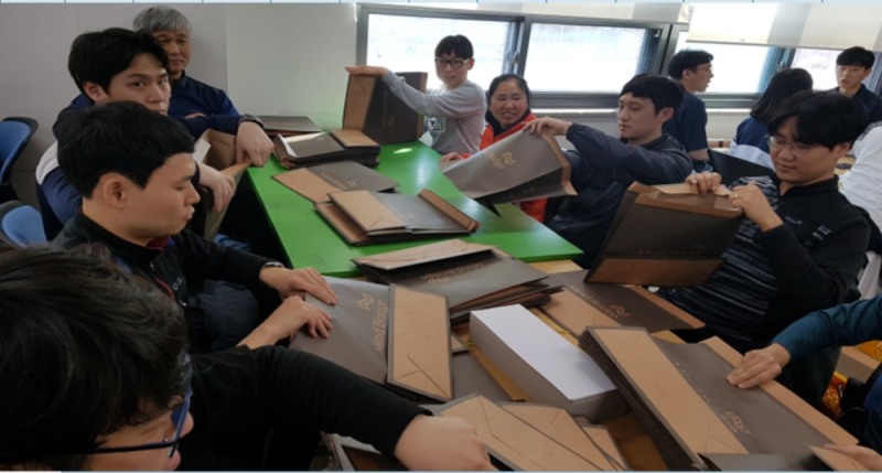 한국시설안전공단(이사장 박영수) 교량·터널실 직원들은 26일 경기도 고양시에 있는 장애인복지시설 홀트일산복지타운(원장 정순규)을 찾아 시설물 점검 등 사회공헌활동을 펼쳤다.(사진=한국시설안전공단)