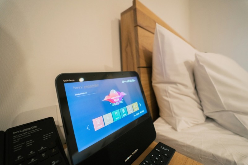 야놀자, ‘헤이 서귀포’에 KT ‘기가지니 호텔’ 도입