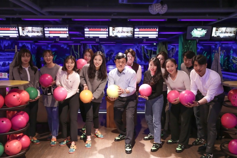 지난 26일에 열린 ‘CEO-직원 만남의 행사’에 참여한 김성한 ㈜부산롯데호텔 대표이사와 직원들이 기념 촬영을 하고 있다. (사진=부산롯데호텔)