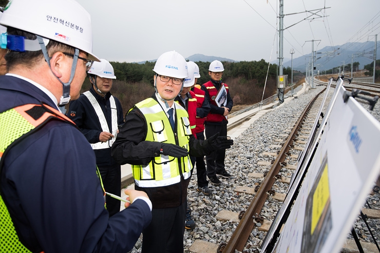 손병석 코레일 사장(왼쪽 세번째)이 29일 오전 강릉역 인근 선로에서 철도 시설물 유지보수 현황을 점검하고 있다(사진=코레일)