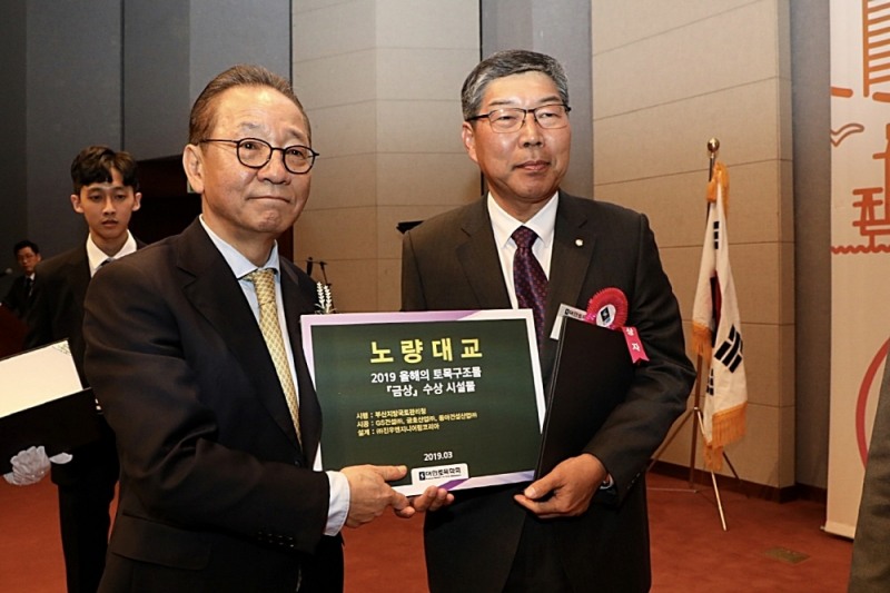 GS건설의 고병우 인프라수행본부장(오른쪽)과 대한토목학회 이종세 회장(왼쪽)이 기념촬영을 하고 있다.(사진=GS건설)