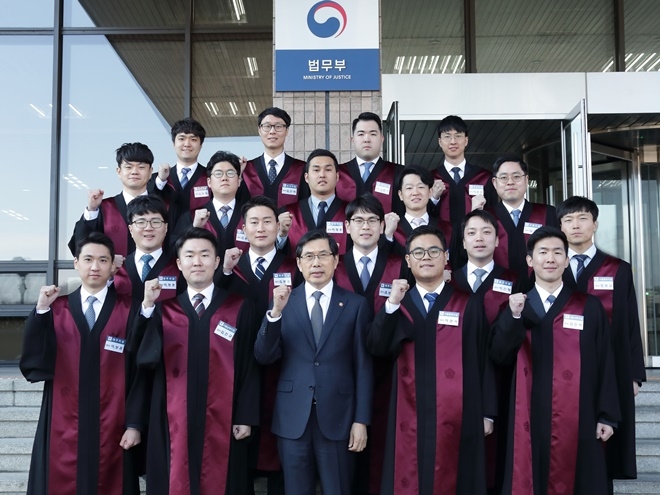 박상기 법무부장관이 신임검사들과 파이팅을 하고 있다.(사진제공=법무부)