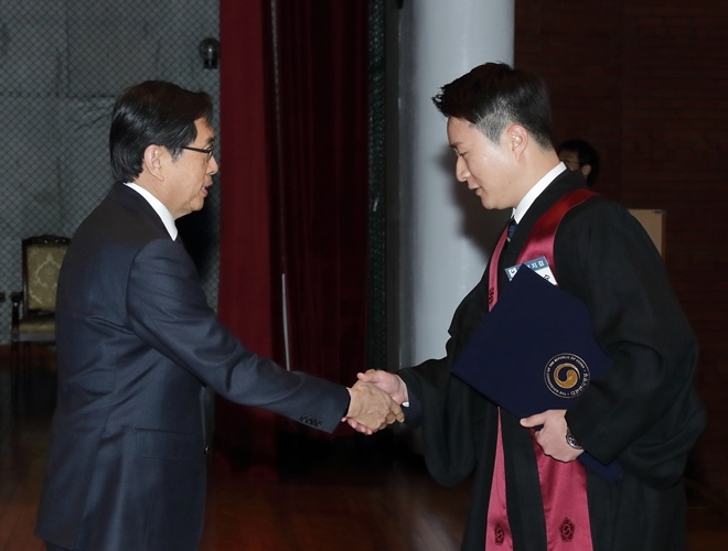 박상기 법무부 장관이 1일 정부과천청사에서 열린 신임검사 임관식에서 신임검사와 악수하고 있다. (사진제공=법무부)