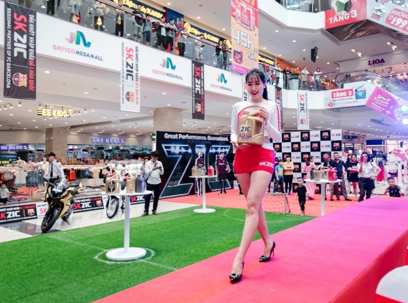 베트남 하노이 시에서 열린 SK ZIC-FCB 브랜드 런칭 행사에서 SK루브리컨츠 모델이 FC바르셀로나 선수 이미지가 부착된 SK ZIC제품을 선보이고 있다. (사진=SK ZIC)