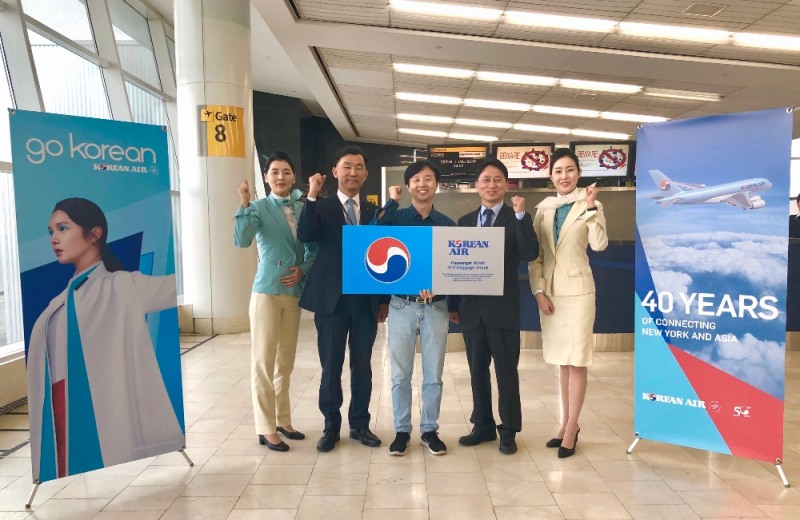 행운의 주인공 류주성씨(가운데)가 대한항공 정병섭 뉴욕여객지점장(오른쪽에서 두 번째), 심종헌 뉴욕공항지점장(왼쪽에서 두 번째), 객실승무원과 기념촬영을 하는 모습. (사진=대한항공)