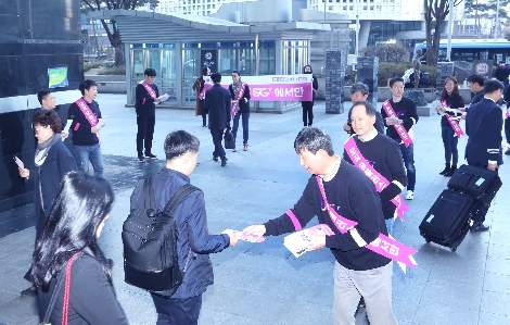 LG유플러스 PS부문장 황현식 부사장과 임직원들이 5G 서비스 소개서와 미세먼지 마스크를 배포하고 있는 모습. 사진=LG유플러스