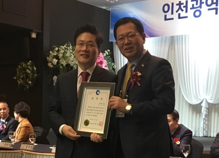 사진=가톨릭대 인천성모병원 안중현 호흡기내과 교수(왼쪽)와 박남춘 인천광역시장(오른쪽)