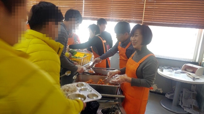 소년보호위원들이 직접 요리한 보쌈을 배식하고 있다.(사진제공=고봉중고등학교)