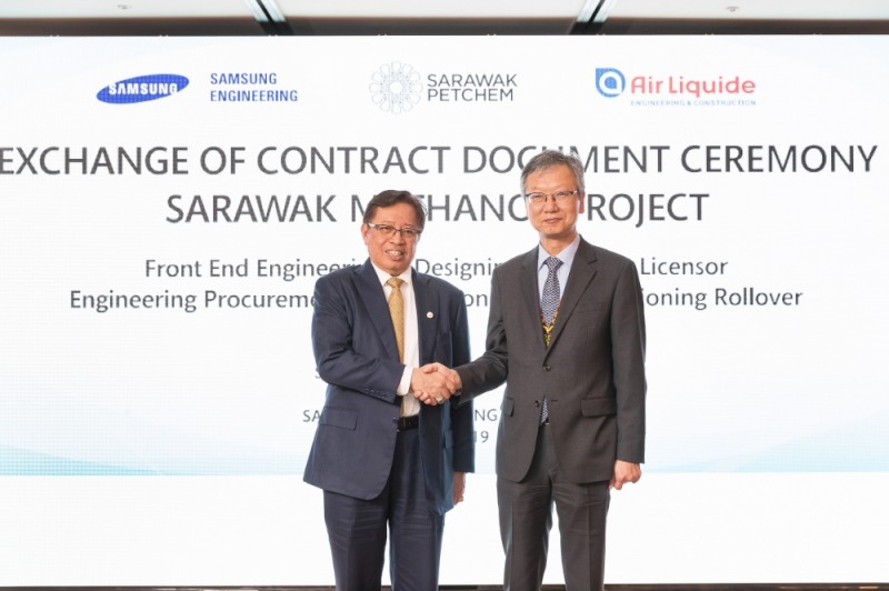 계약식에서 삼성엔지니어링 최성안 사장(오른쪽)과 사라왁 주 아방 압둘 라만 조하리(Abang Abdul Rahman Zohari) 주지사(왼쪽)가 악수를 하고 있다.(사진=삼성엔지니어링)