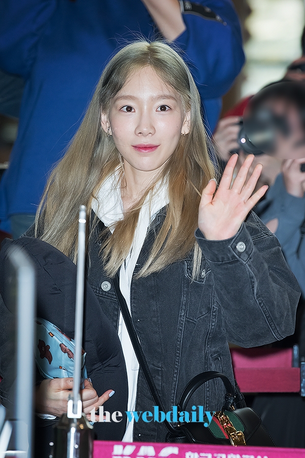 소녀시대 태연, 김포국제공항 출국 현장