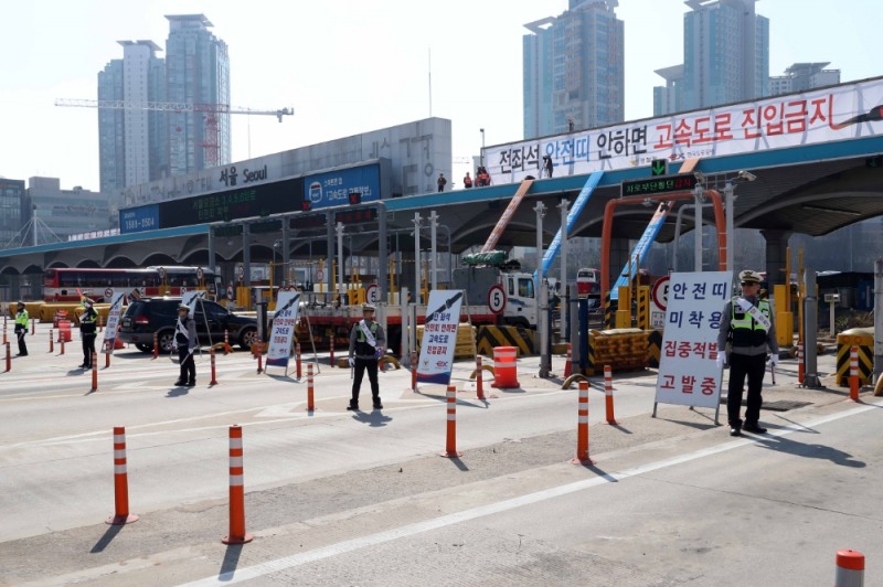 3일 서울톨게이트에서 안전띠 미착용 집중단속을 하고 있다.(사진=한국도로공사)