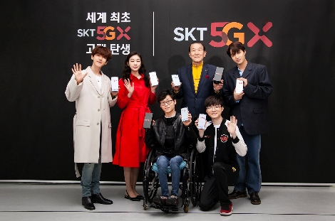 사진 왼쪽부터 EXO의 카이, 김연아 선수, 윤성혁 선수, 박재원 씨, 페이커 이상혁 선수, EXO의 백현. 사진=SK텔레콤