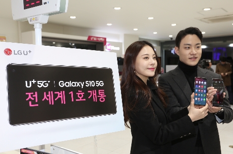 3일 서울 종로직영점에서 LG유플러스 ‘갤럭시 S10 5G’ 1호 고객인 모델 겸 방송인 김민영 씨(여, 29세)와 카레이서 서주원 씨(남, 26세) 부부가 개통된 5G스마트폰을 전달받고 기념촬영을 진행하는 모습. 사진=LG유플러스
