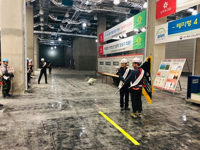 부산북부고용노동지청장이 무재해기 전달식을 갖고 있다.(사진제공=부산북부고용노동지청)