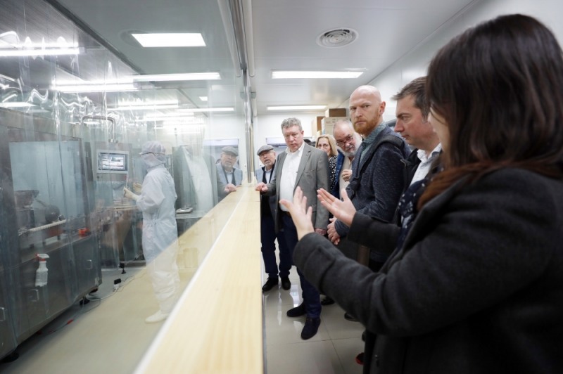 세계수기근골의학연합회(FIMM) 이사회 멤버들이 자생한방병원 남양주원외탕전실의 약침 조제 공정을 살피고 있다. (사진=자생한방병원)