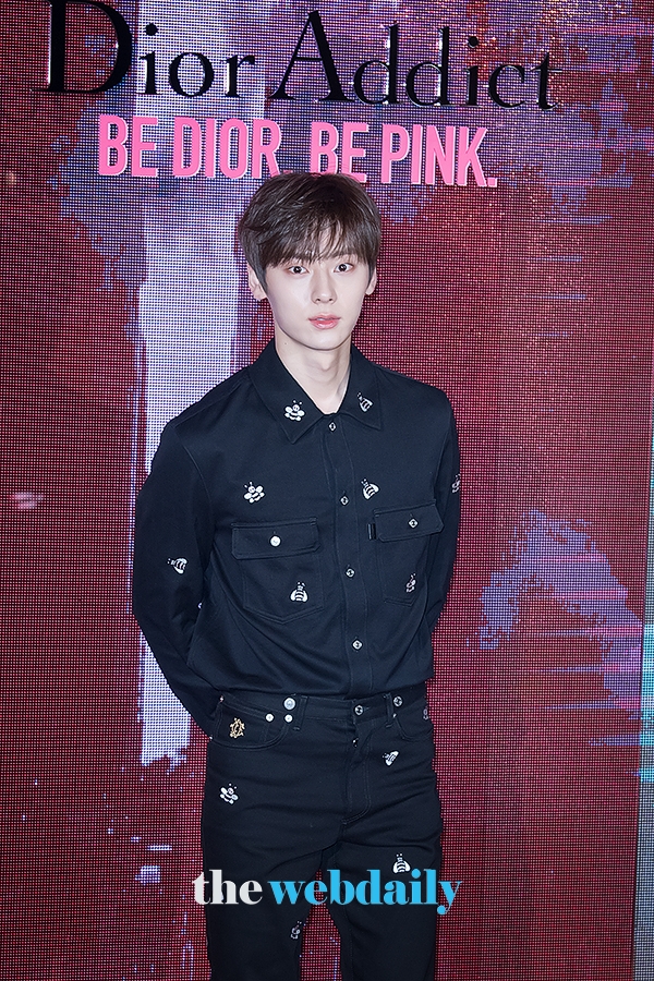 뉴이스트 황민현, 디올 신제품 런칭 포토월 행사 현장