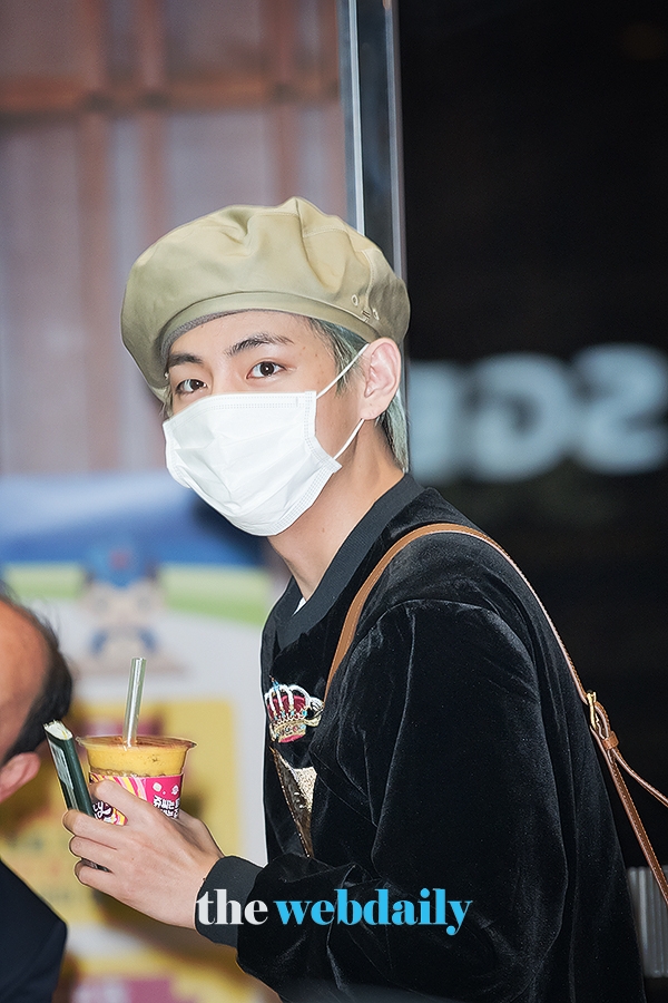 방탄소년단(BTS) 뷔, 김포국제공항 전용기 청사 출국 현장
