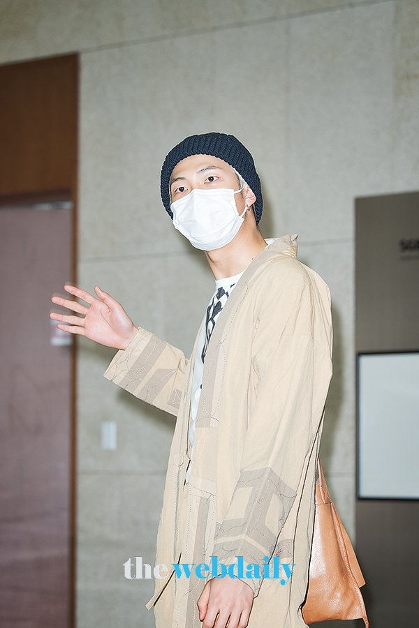 방탄소년단(BTS) RM, 김포국제공항 전용기 청사 출국 현장