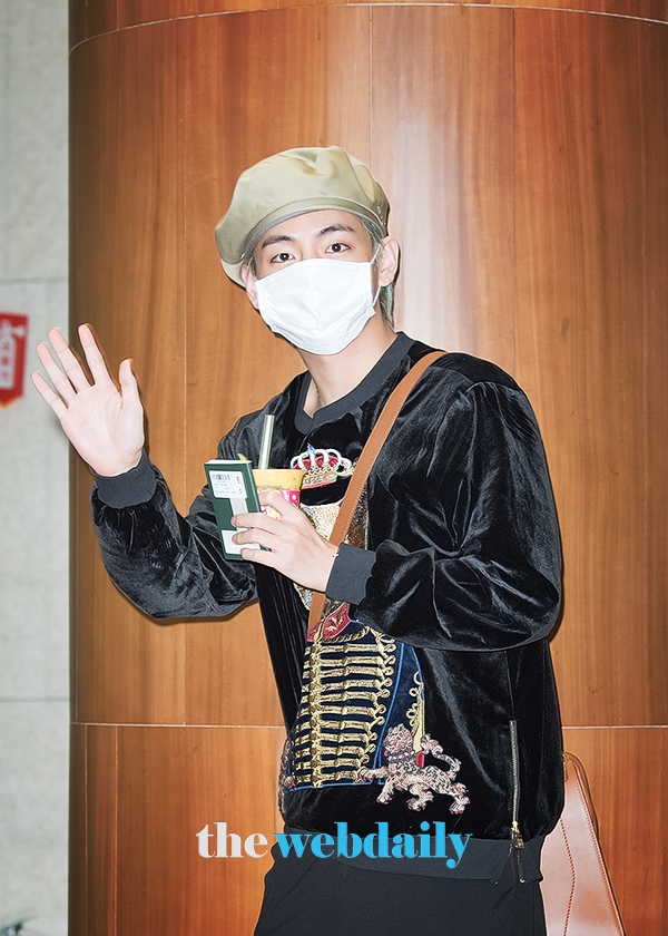 방탄소년단(BTS) 뷔, 김포국제공항 전용기 청사 출국 현장