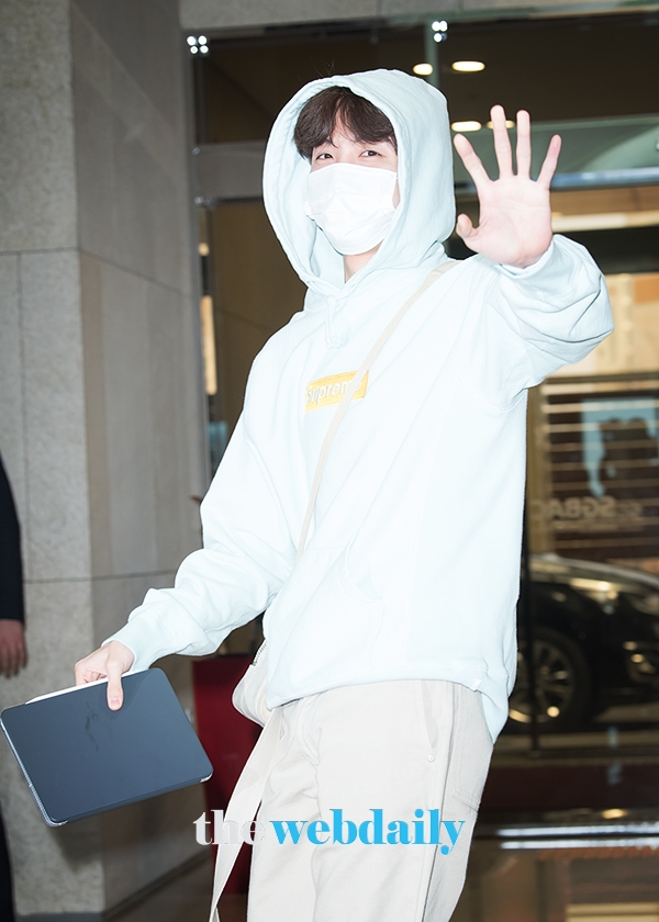방탄소년단(BTS) 제이홉, 김포국제공항 전용기 청사 출국 현장