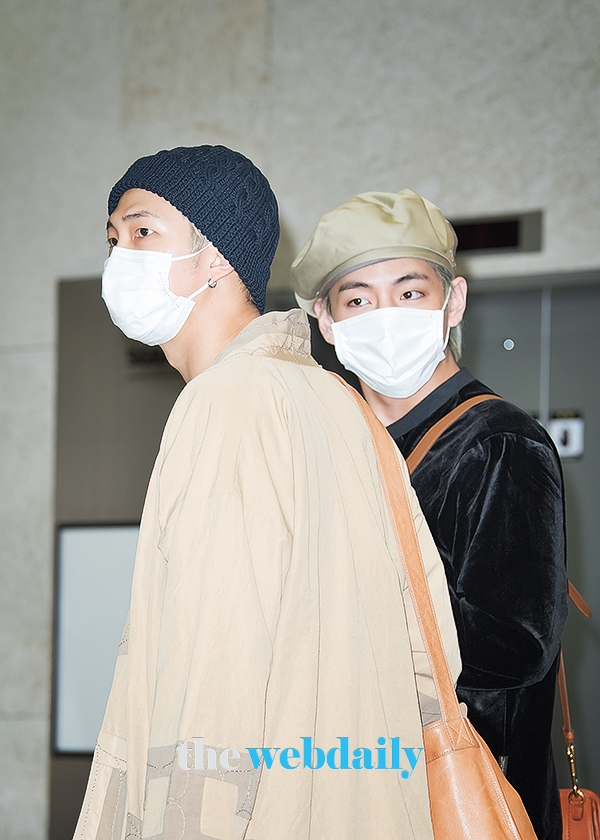 방탄소년단(BTS) RM-뷔, 김포국제공항 전용기 청사 출국 현장