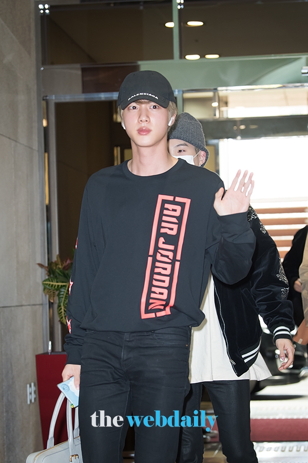 방탄소년단(BTS) 진, 김포국제공항 전용기 청사 출국 현장