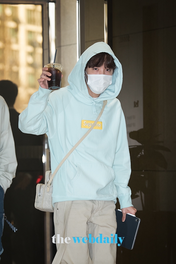 방탄소년단(BTS) 제이홉, 김포국제공항 전용기 청사 출국 현장