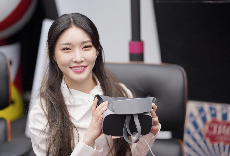 4일 강남역 U+5G 팝업스토어 ‘일상로5G길’에서 진행된 5G스마트폰 삼성전자 ‘갤럭시 S10 5G’ 개통 전야제에 참석한 가수 청하가 U+VR 서비스를 체험하는 모습. 사진=LG유플러스