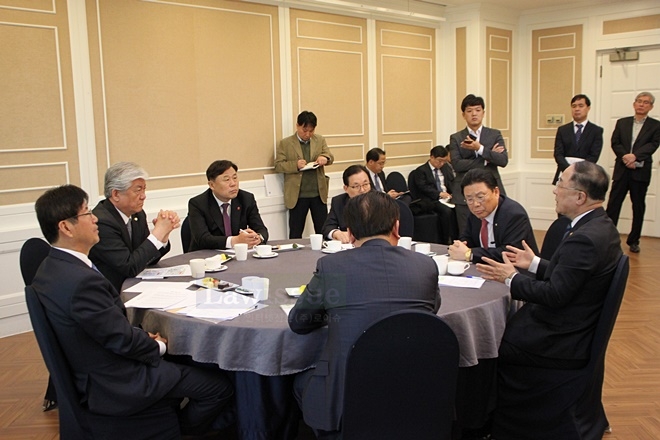 울산지역국회의원들이 4월 5일 국회본청 귀빈식당에서 홍남기 경제부총리와 간담회를 갖고 울산외곽순환도로사업 전액 국비지원방안에 대해 논의를 하고 있다.(사진제공=이상헌의원실)