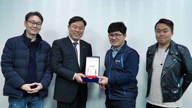 김종훈 의원이 방송스태프 노동자들에게서 감사패를 받고 기념촬영.(사진제공=김종훈의원실)