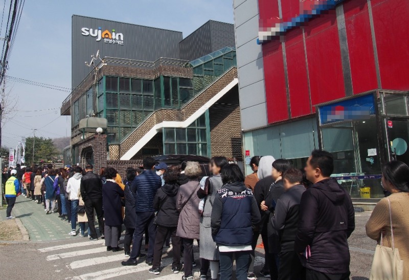 한양수자인 구리역 견본주택 입장을 기다리는 사람들. (사진=한양)