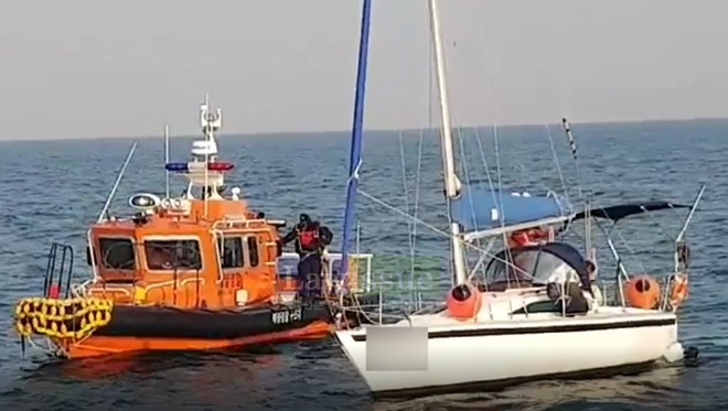 입수해 요트추진기에 걸려있는 어망을 제거하고 구조하고 있다.(사진제공=부산해양경찰서)