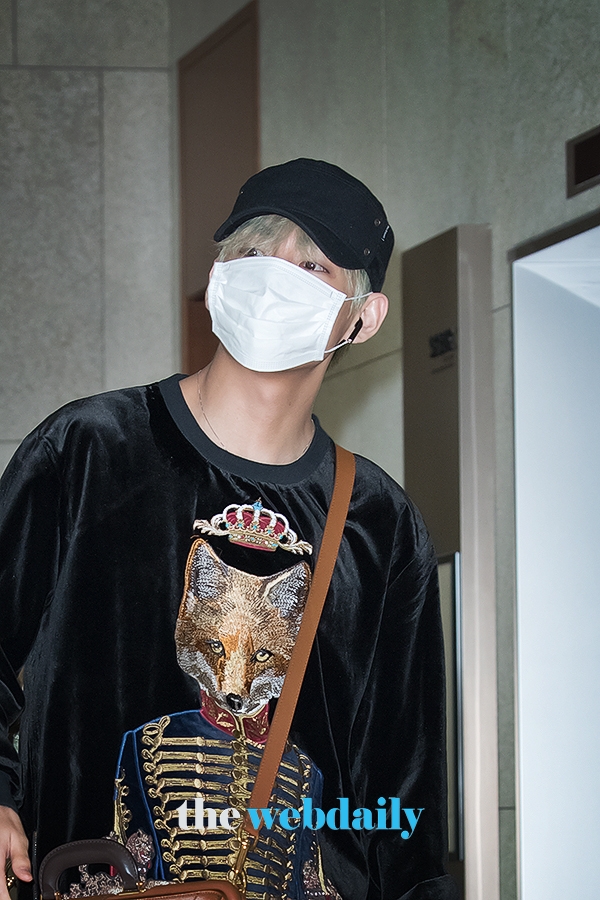 방탄소년단(BTS) 뷔, 김포국제공항 전용기 청사 입국 현장