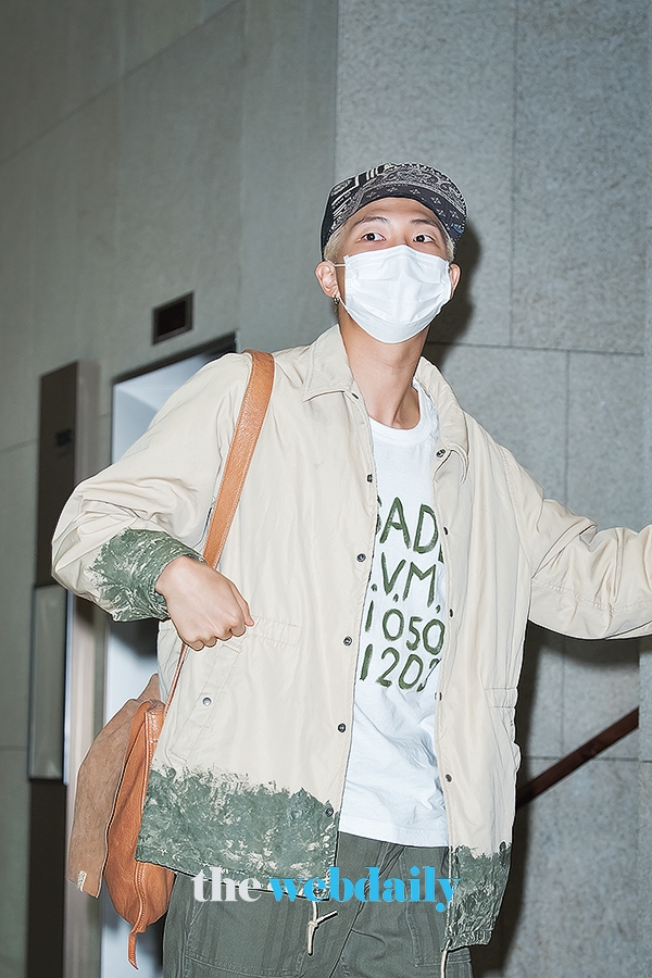 방탄소년단(BTS) RM, 김포국제공항 전용기 청사 입국 현장