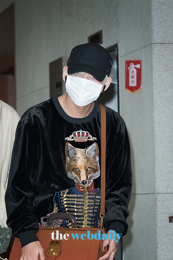 방탄소년단(BTS) 뷔, 김포국제공항 전용기 청사 입국 현장