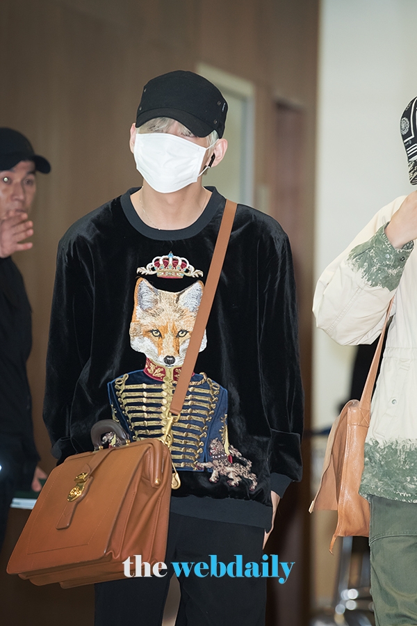 방탄소년단(BTS) 뷔, 김포국제공항 전용기 청사 입국 현장