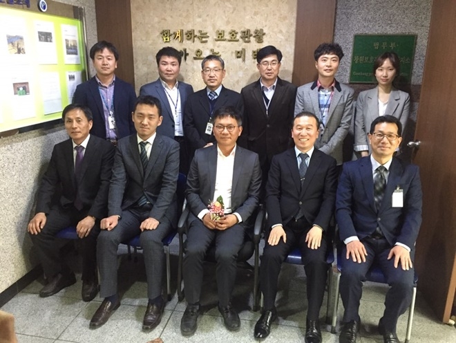 장찬수 창원지방법원 거창지원장 및 판사, 사무과장 등 총 5명을 초청, 보호관찰업무 설명회를 갖고 기념촬영.(사진제공=거창준법지원센터)