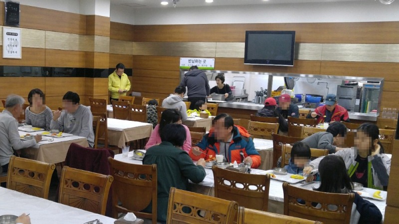 LH 속초연수원에 입소한 이재민들이 8일 아침식사를 하고 있다.(사진=LH)