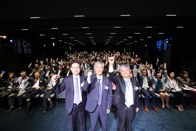 석 달 간의 프로젝트 끝에 완성된 율촌의 비전은 ‘정도를 걸으며, 혁신을 지향하는 최고 전문가의 공동체’이다. (사진제공=율촌)