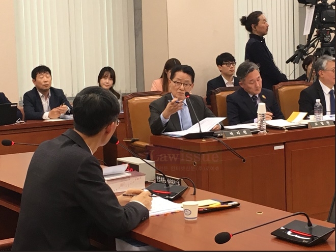 민주평화당 박지원 전 대표가 문형배 헌법재판관 후보자 인사청문회에서 문 후보자 견해를 묻고 있다.(사진제공=박지원의원실)