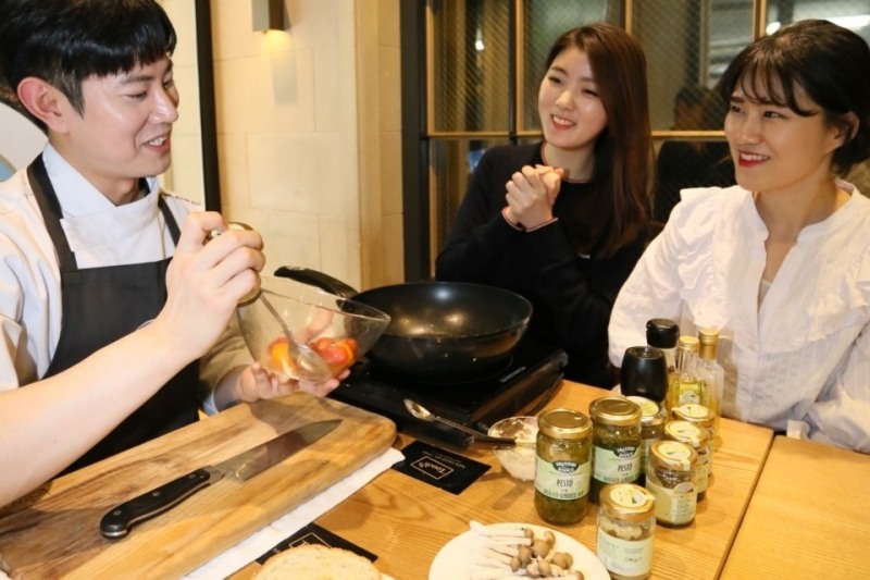 갤러리아 명품관은 최근 이탈리아 프리미엄 식재료인 '트러플, 올리브 오일, 발사믹 식초' 등의 인기에 힘입어 4/16(화) 오후 3시에 '킹 오브 트러플' 쿠킹 클래스를 진행한다. 이번 강좌에서는 간단한 트러플 활용 레시피를 소개하고, 참여 고객을 대상으로 노트와 앞치마 등을 기념품으로 제공한다. 갤러리아 명품관이 이탈리아 무역공사와 공동 진행하는 ‘비바! 이탈리아 (VIVA! ITALIA)’ 행사의 일환으로 진행하는 이번 쿠킹 클래스는 4/8(월) 1차 진행 당시 사전 예약 정원이 마감된 후에도 참여 문의가 오는 등 인기가 뜨거웠다. (사진=갤러리아 명품관)