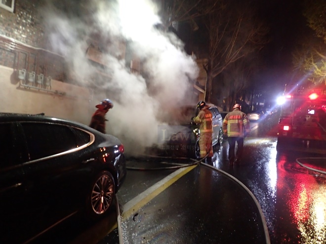 카니발리무진차량 화재를 진화하고 있다.(사진제공=부산북부소방서)