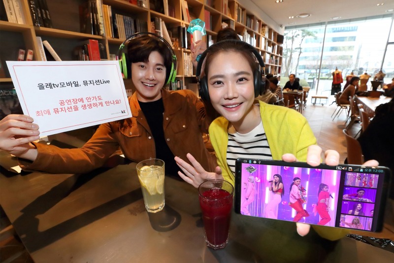 KT 모델들이 올레 tv 모바일에서 제공하는 ‘뮤지션 Live’ 서비스를 소개하고 있다. 사진=KT