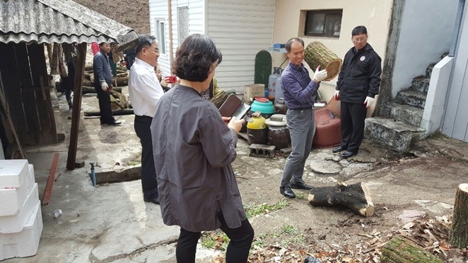 보호관찰위원 등이 화목보일러용 목재보내기 봉사활동에 참여하고 있다.(사진제공=안동준법지원센터)