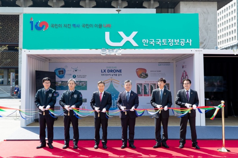 한국국토정보공사(LX, 사장 최창학)는 11일, 군산시 옥서면 소재 초등학생을 초청한 후 대한민국 임시정부 수립 100주년을 기념해 광화문광장에서 성황리에 운영 중인 AR·VR 체험부스를 방문했다.(사진=LX)