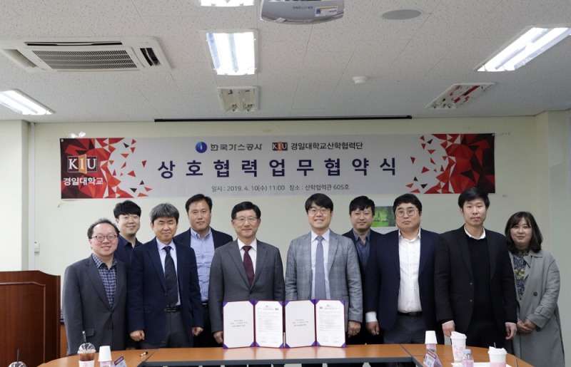 왼쪽 자주색 넥타이 - 가스공사 비상계획실장 김유신, 사진 오른쪽 회색넥타이 - 경일대학교 산학협력단장 김현우. (사진=한국가스공사)