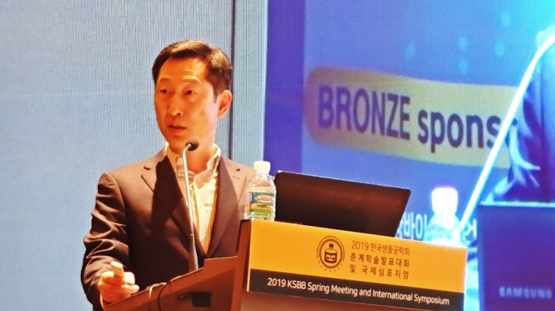삼성바이오에피스 고한승 사장이 `2019 한국생물공학회 춘계학술대회 및 국제 심포지엄`에서 국내외 바이오 업계 전문가들을 대상으로 특강을 진행하고 있다. (사진=삼성바이오에피스)