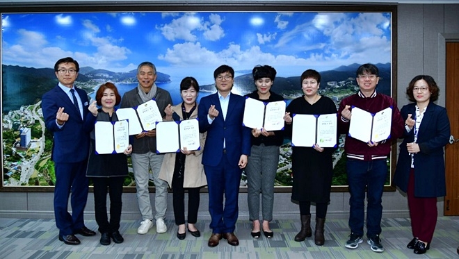 변광용 시장이 1분기 칭찬업소를 증서를 수여하고 기념촬영.(사진제공=거제시)